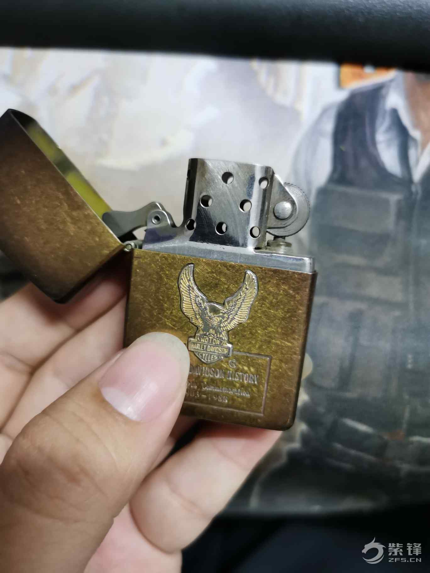 二手zippo89年i月斜底哈雷85週年紀念請問大神們這個是真機還是假的?