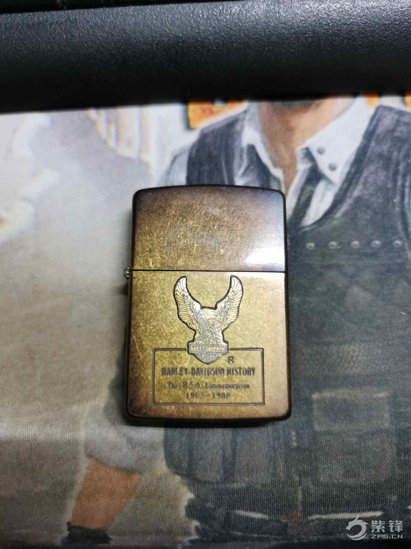二手zippo89年i月斜底哈雷85周年纪念请问大神们这个是真机还是假的?