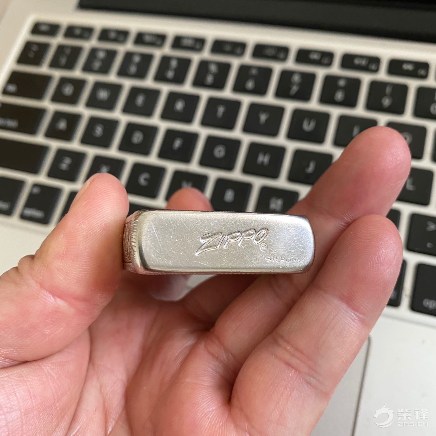 zippo 50年代初 纯银 斜底 四面雕花 打火机 ,极为稀少 是否成为孤机