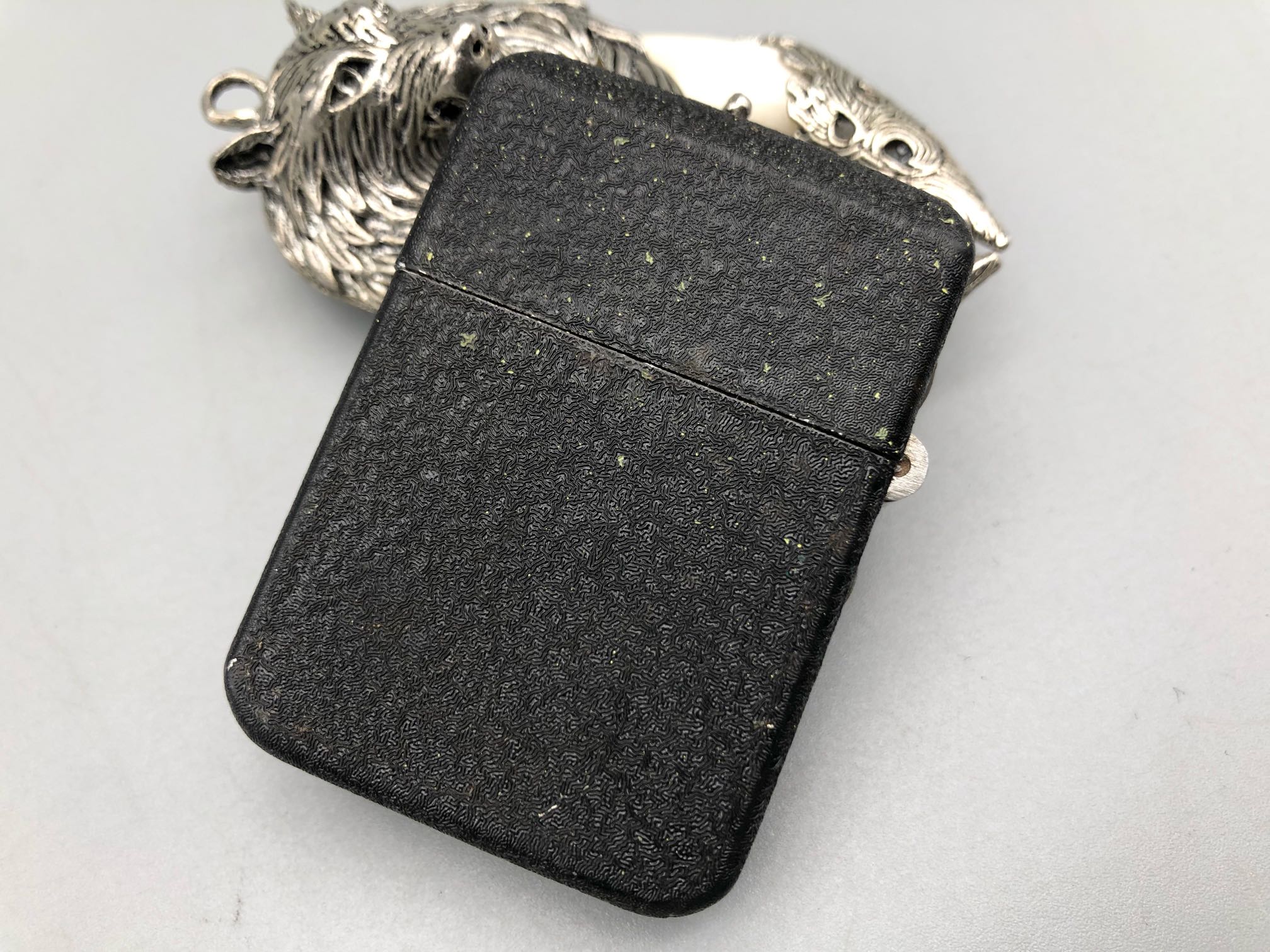 帕克二黑烧机,发现zippo老黑裂比复刻黑裂机颜色深一些 同时分量也比