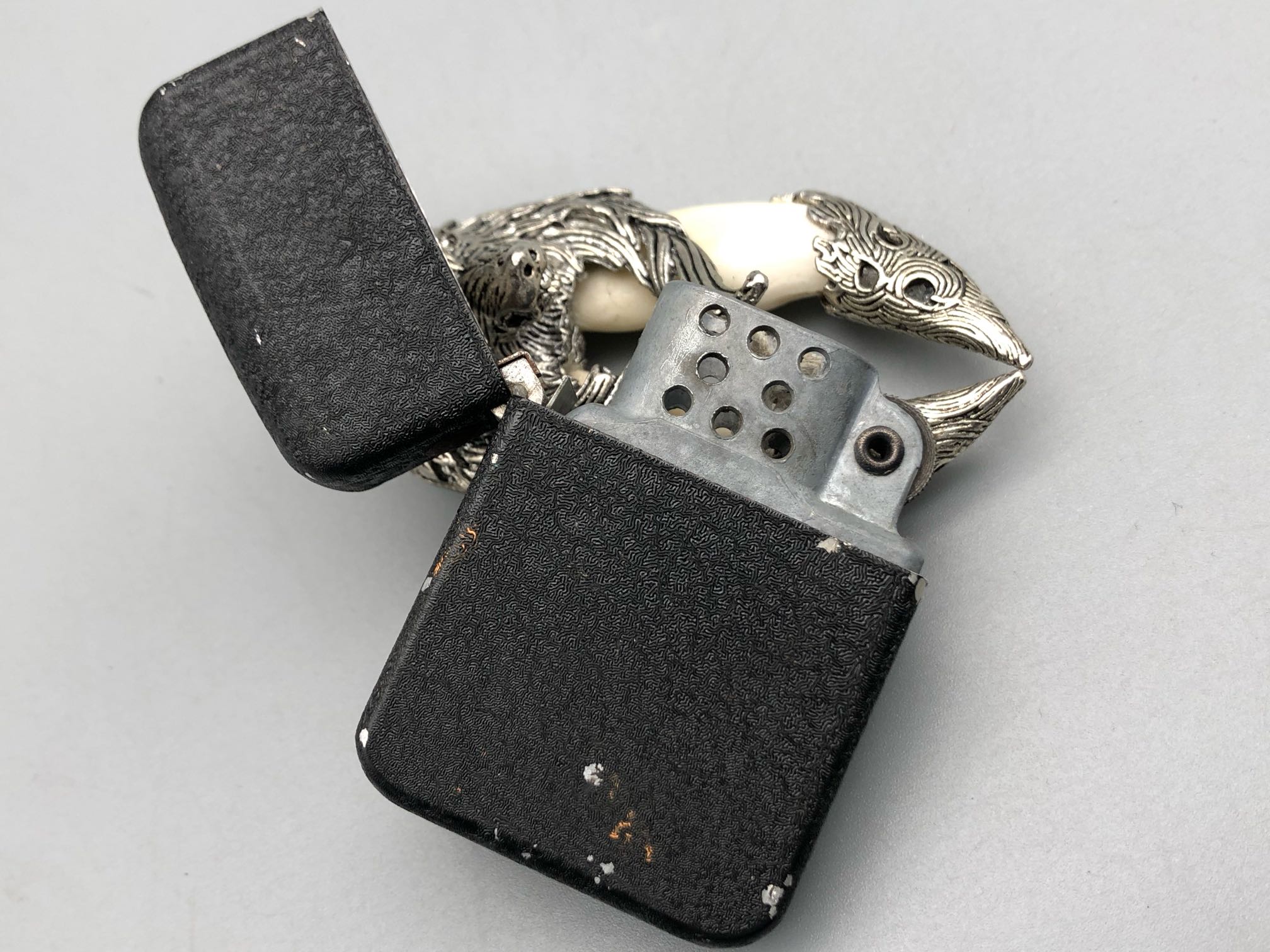 帕克二黑烧机,发现zippo老黑裂比复刻黑裂机颜色深一些 同时分量也比